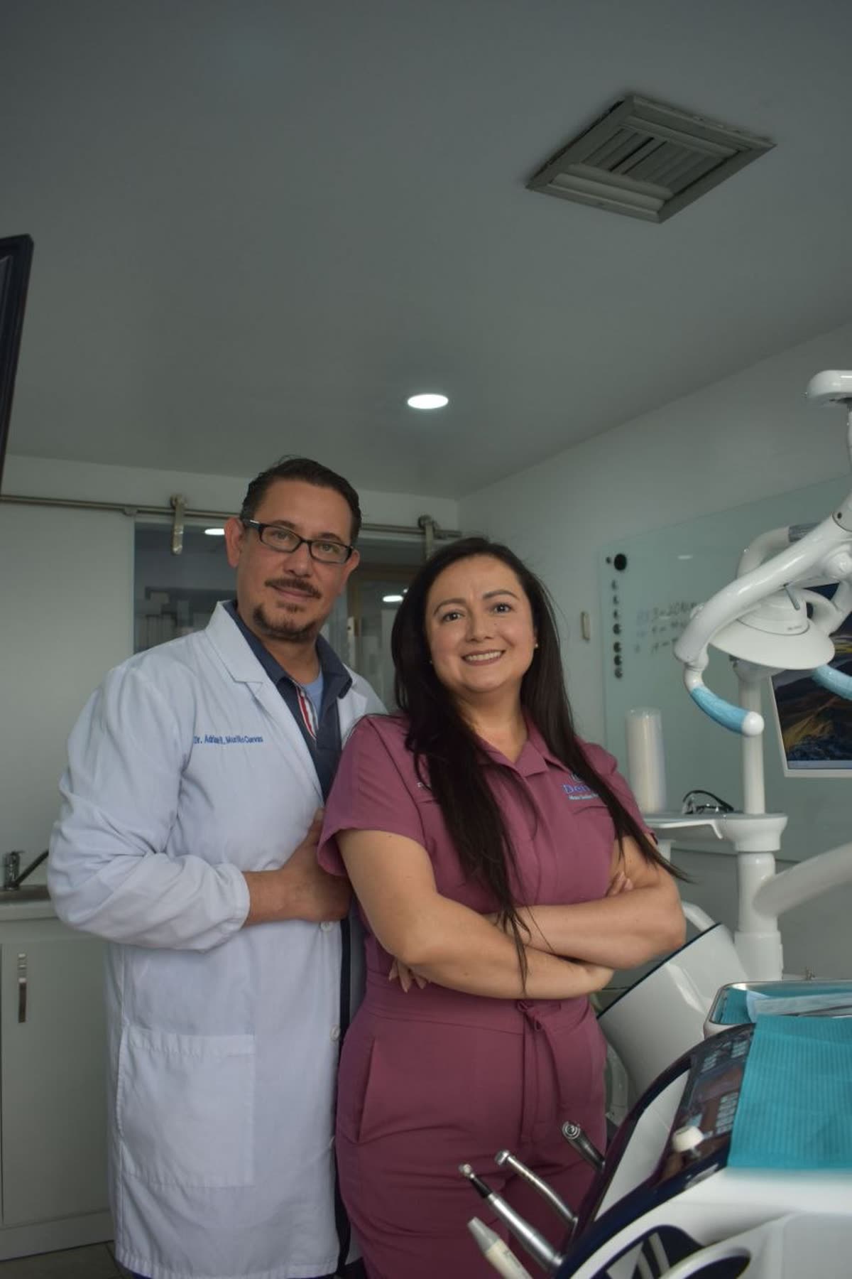 Equipo de doctores de la clínica sonriendo