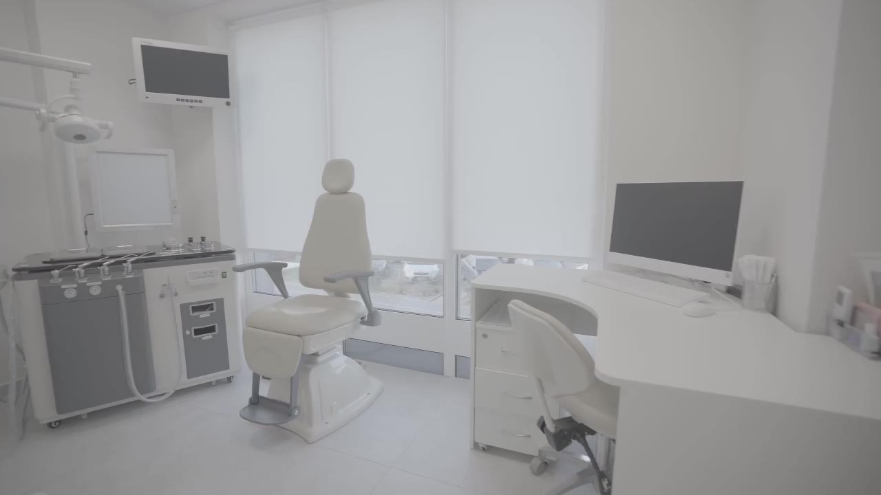 Sala de tratamiento amplia y luminosa