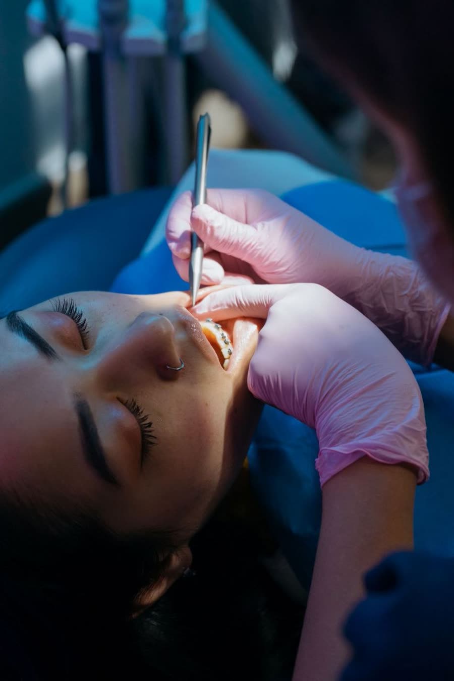 Dentista atendiendo a una paciente con luz focal